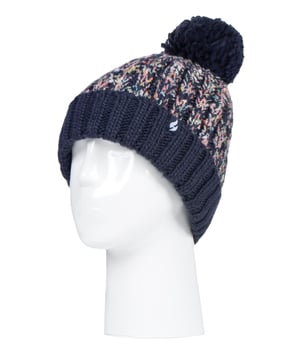 Al igual que el gorro con pompón original de Heat Holders para mujer, pero con un tejido de punto grueso y un puño vuelto, este gorro de estilo Eidda, al igual que el original, tiene como objetivo mantenerte abrigada y calentita a la vez que a la moda con su estilo y tejido contemporáneos. Estos gorros con pompón para mujer tienen un forro aislante de felpa, llamado Heatweaver, que es aún más eficaz para retener el aire caliente que cualquier forro normal. Este forro térmico está diseñado para ser suave, con un lujoso tacto de vellón (casi parece que estés tocando el vellón dorado), a la vez que mantiene el aire caliente cerca de tu piel, impidiendo que entre el aire frío. Todo ello está pensado para que estés calentito durante todo el invierno. Este gorro con pompón tiene un puño vuelto y un gran pompón de piel sintética en la parte superior. El exterior de este gorro es de punto trenzado grueso para darle un toque moderno. Estos gorros Eidda para mujer también se consideran los más modernos de toda la gama de gorros térmicos de Heat Holders y combinan con la mayoría de los conjuntos. Estos gorros con pompón estilo Eidda de Heat Holders para mujer están disponibles en 3 colores: negro, azul oscuro y vino. Están hechos de 93% acrílico, 7% poliéster en el exterior del gorro y el forro está hecho de 100% poliéster. Son de talla única y se pueden lavar a máquina.
