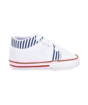 Flexibele baby sportschoenen.
 Buitenkant van textiel.
 Elastische veters op de wreef.
 Zachte textiel binnenkant.
 Microvezel zool.
 Naden in toon zichtbaar.
 Samenstelling: Buitenkant: Textiel; Binnenkant: Textiel; Zool: Textiel
 Onderhoud:
Reinigen met een natte doek.