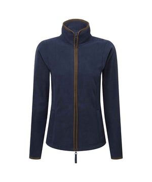 Material: 100% Polyester. Design: Kontrastfarbiger Besatz. 260 g/m². Pflegeleicht, getäfelt. Ärmel-Typ: Langärmelig. Ausschnitt: Stehkragen. Taschen: 2 untere Taschen, Reißverschluss, 2 Innentaschen. Verschluss: Durchgehende Länge, Zwei-Wege-Reißverschluss. Nachhaltigkeit: Amfori, BSCI, REACH, Sedex, WRAP zertifiziert.