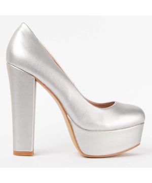 Hakschoen voor dames. Comfortabele pasvorm. Gemaakt door andere merken voor ons merk. Geschatte afmetingen: 13 cm hak en 4 cm platform.