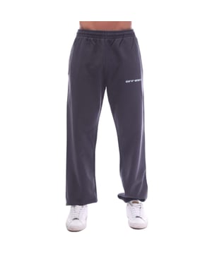 Off White Between Arrow Slim Sweatpants in marineblauw.- Elastische tailleband.- Zijzakken.- Achterzak.- Geribde boorden.- Merkopdruk op de voorkant.- Monogrampatten op de achterkant.- Oversized pasvorm.- 100% Katoen.- Ref: OMCH0290064601