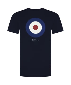 Bringen Sie Ihren alltäglichen Casual-Look mit dem Ben Sherman Target Herren-T-Shirt auf ein neues Level. Dieses essentielle T-Shirt vereint Komfort und Stil mit einem Hinweis auf das ikonische britische Erbe der Marke. Hergestellt aus hochwertigem Material bietet es eine lockere Passform und subtile Designdetails, die es perfekt für mühelose, alltägliche Trageweise machen. Egal, ob Sie sich für einen Wochenendausflug lässig kleiden oder Ihrem Alltags-Outfit einen raffinierten Touch verleihen möchten, dieses T-Shirt sorgt für vielseitigen Stil mit modernem Flair.

Wichtige Merkmale:
Premium-Material:

Hergestellt aus hochwertigen, weichen Materialien, die langanhaltenden Komfort und Haltbarkeit garantieren.

Klassisches Design:

Bietet eine zeitlose Silhouette mit klaren Linien, die perfekt mit jedem lässigen Outfit kombinierbar ist.

Subtile Markenpräsenz:

Incorporates understated Ben Sherman Details, die den charakteristischen Stil und das Erbe der Marke widerspiegeln.

Vielseitiger Stil:

Ein ideales Alltags-Essential, das nahtlos von entspannten Wochenenden zu lässigen Arbeitstagen übergeht.

Einfache Pflege:

Gestaltet für praktische, pflegeleichte Trageweise, die Waschgang für Waschgang standhält.

Erweitern Sie Ihre lässige Garderobe mit dem Ben Sherman Target Herren-T-Shirt, wo Erbe auf modernen Stil trifft für einen Look, der sowohl zeitlos als auch mühelos cool ist.