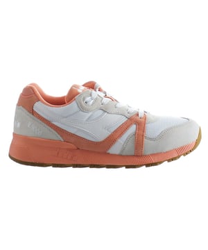 Retro hardloopmodel rechtstreeks uit de originele catalogus van 1990, N9000, de Diadora is een must-have uit de SS17 collectie. De gebruikte zool en materialen die de originele constructie getrouw herstellen, maken van deze uiterst comfortabele schoen een tijdloze stijl voor veelzijdig gebruik bij elke outfit.