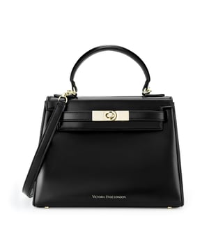 Victoria Hyde, women's bag, work bag, New Work, Victoria, shoulder bag
This new version of the Victoria handbag in brown is made of high-quality material and combines luxurious details such as the gold-colored clasp and subtle branding with a modern, minimalist design. The top handle and adjustable shoulder strap offer flexible carrying options so that the bag can be carried in style both in everyday life and after work. The interior impresses with well thought-out compartments that offer enough space for everyday items such as small books or tablets. Golden fittings perfectly round off the elegant design of this new version and make it an ideal companion for any occasion.
Details:
Dimensions: L28.5cm*H22.5cm*D12cm
Material: Fabric：PU, Lining：Microfiber
Metal color: light gold
Inner structure: Inside of the front of the bag: 1 zipper pocket made of organza.