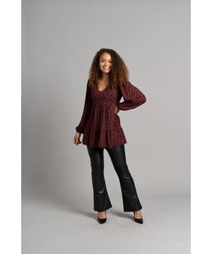 ¡
Divertido y coqueto, este top elevará cualquier conjunto. El corpiño de túnica, las mangas globo largas y el escote pronunciado se combinan para crear una silueta ultrafemenina. Una delicia otoñal y un clásico atemporal, este favorecedor top se convertirá en tu nuevo favorito. 95% Viscosa 5% Elastano 
Lavar a máquina a 40°