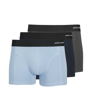 Entdecke den perfekten Mix aus Komfort und Stil mit dem Jack & Jones Boxershorts Dreierpack. Diese Boxershorts für Herren sind für all diejenigen gemacht, die Wert auf Qualität und Passform legen. Gefertigt aus hochwertigen Materialien, bieten sie dir einen angenehm weichen Tragekomfort, der dich durch den ganzen Tag begleitet.  Dank des elastischen, körpernahen Schnitts schmiegen sich die Shorts optimal an deine Figur an, ohne einzuengen. Der klassische Logobund setzt dabei ein markantes Statement und sorgt für einen modernen Look. Ob im Alltag oder beim Sport - diese Boxershorts von Jack & Jones bieten dir die perfekte Kombination aus Bequemlichkeit und stilischem Understatement.