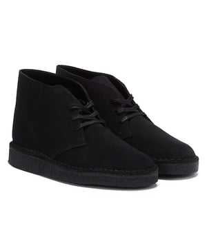 De Desert Coal van Clarks heeft een opvallende sleehak crêpezool en is afgewerkt met een vetersluiting en authentieke stiksels. Het ongevoerde suède bovenwerk zorgt voor een comfortabele pasvorm.