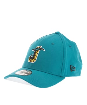 New Era Jacksonville Jaguars 39THIRTY NFL City Originals Cap in turquoise.- Six panels with eyelets.- Curved bill.- Embroidered graphics with raised details.- Mid Crown.- Wipe clean with a damp cloth.- Stretch fit.- 95% Polyester  5% Elastane.- Ref: 70776782