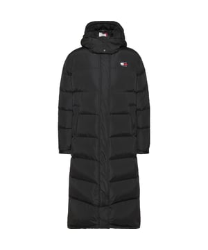 Dames jas van het merk Tommy Jeans in de kleur zwart. De jas is gemaakt van gerecycled polyester en heeft een normale pasvorm. Op de borst zit het iconische Tommy logo.  Merk: Tommy JeansModelnaam: Alaska Long Puffer JacketCategorie: dames jasMaterialen: gerecycled polyesterKleur: zwart