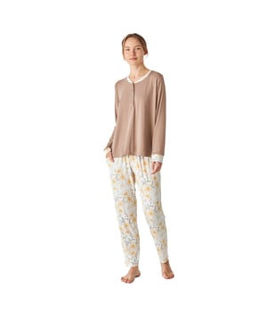 Pijama de mujer de manga larga con un diseño elegante y cómodo, ideal para descansar o relajarse en casa.

Su diseño moderno y sofisticado se adapta perfectamente a la figura femenina, realzando la silueta con un estilo chic y relajado.

El conjunto incluye una parte superior de manga larga que presenta un cuello redondo y una pequeña botonadura en la parte frontal, que aporta practicidad y un toque de estilo. 

El pantalón largo tiene un ajuste holgado y una cintura elástica ajustable mediante cordones.

Esta pijama está diseñada para brindar máxima comodidad durante el descanso.

Confeccionada en materiales ligeros y suaves, es perfecta para cualquier época del año.
 Composición: Camiseta: 95% Modal, 5% Elastano; Pantalón: 95% Modal, 5% Elastano
 Cuidados:
-Lavado a máquina en frío y en ciclo suave para evitar el desgaste de las fibras.
-No usar lejía o blanqueadores
-Secar al aire libre o en secadora a baja temperatura para evitar que se encoja o pierda su forma.
-Planchar a temperaturas bajas.