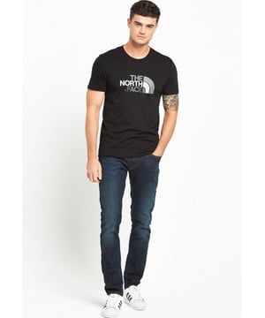 The North Face Easy T-shirt met korte mouwen voor heren. Geperste Plastisol-print aan de voorkant. The North Face-logo op de achterkant van de schouder. Klassiek T-shirt met korte mouwen en ronde hals. 100% katoen. Machinewasbaar (zie onderhoudslabel). The North Face heren T-shirt TNF korte mouw ronde hals katoen casual Easy Tee.