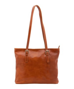 Bolso bandolera para mujer. El cierre es con cremallera. Los bolsillos internos son dos con cremallera y dos abiertos. Los bolsillos externos son uno en la espalda con cremallera. Falta la correa para el hombro. El mango es de piel. Hay dos compartimentos internos. El material exterior es auténtica piel de vacuno. Internamente está forrado en algodón. Medidas: 31x41x10 cm. Hecho en Italia