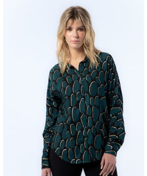 La camisa estampada Victoria te enamorará con su elegante color azul petróleo. Déjate envolver por el diseño sofisticado de la camisa Victoria.
 
 
 
 Blusa holgada con cuello solapa.
 
 Manga larga.
 
 Cierre frontal con botones.
 
 Detalle de tapete con botones en espalda.
 
 Tejido viscosa.
 
 Estampado Abstracto con detalles de foil dorado.