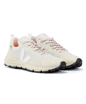 Ervaar een milieuvriendelijke stijl met deze Trainers gemaakt van Alveomesh, een lichtgewicht materiaal gemaakt van 100% gerecycled polyester. Het iconische V-logo, gemaakt van Amazone-rubber, voegt een opvallende touch toe. Met een rubberen neus en hielsteun bieden deze sneakers zowel duurzaamheid als duurzaamheid. Compleet met een buitenzool van Amazonerubber voor optimaal comfort en milieubewustzijn.