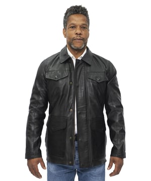 Wir verwenden hier unser ultraweiches Premium-Nappaleder, um eine Jacke zu kreieren, die vom klassischen Safari-Stil inspiriert ist, der in den späten 40er Jahren in die Modeszene Einzug hielt. Es verfügt über vier traditionelle Pattentaschen mit abgerundeten Nähten rund um die Knopfverschlüsse für zusätzlichen Flair. Die Vorderseite verfügt über einen YKK-Reißverschluss mit einem zusätzlichen verdeckten Hosenschlitz, der unterhalb des Cutaway-Kragens befestigt wird. Diese Jacke verfügt außerdem über zwei zusätzliche Taschen im Jackenfutter für zusätzlichen Stauraum und ist in unserer hochwertigen schwarzen Farbgebung für ein elegantes Retro-Finish erhältlich. • 100 % hochwertiges, ultraweiches Nappaleder • Vier äußere Pattentaschen mit Druckknopfverschluss • Cutaway-Kragen • Verfügt über einen durchgehenden YKK-Reißverschluss mit verdecktem Hosenschlitz vorne und zwei Innentaschen • Thema im Retro-Safari-Stil