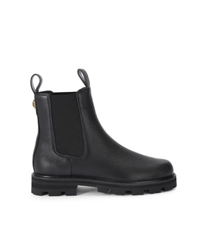 The Kurt Geiger Carnaby Chelsea Boot features a black leather upper. There are two pull tabs at the top of the ankle and elasticated panels for comfort. Sole height: 3cm.