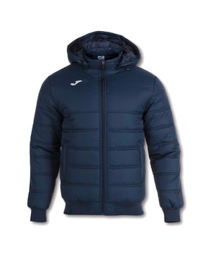 Especificaciones: Chaqueta deportiva estilo bomber acolchada confeccionada en tejido sintético con bajo y puños de punto elástico, capucha desmontable y cuello ajustable con cordón. La prenda también presenta el logo bordado en el pecho, bolsillos laterales y bolsillo interno con cierre de cremallera.