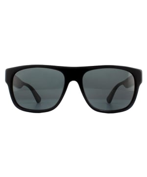 Las gafas de sol Gucci GG0341S 001 Black Green Red Gray son un modelo rectangular sencillo y elegante para hombre con patillas a rayas verdes y rojas y el logotipo de Gucci en la bisagra. Favorecedoras y versátiles, son perfectas para cualquier ocasión y se adaptan a la mayoría de formas de rostro.