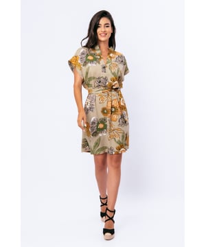 Deze zomerjurk met gedurfde bloemenprint is gemaakt van geweven viscose in linnenstijl. Het is mouwloos met een bies bij de armsgaten in dezelfde stof. Het heeft een mandarijnkraag van 2 cm en een sluiting van 4 cm bij de halslijn aan de voorkant om een V-vorm te creëren. Aan elke kant zit een binnenzak. De jurk heeft grote splitten van 20 cm aan elke kant. De jurk kan gedragen worden met de riem of zonder als je een meer ontspannen zakjurkstijl wilt creëren. De riem in dezelfde stof is inbegrepen. Dit kledingstuk heeft een recht, los silhouet.