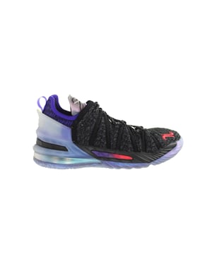 Los entrenadores negros de hombres Nike LeBron XVIII NRG son una notable fusión de tecnología de vanguardia y el estilo incomparable asociado con la línea de firma LeBron James. Estas zapatillas no son solo zapatos; Son una potencia de rendimiento que eleva tu juego dentro y fuera de la cancha. Profundicemos en las características clave que hacen de estos entrenadores una opción destacada para los atletas y los entusiastas de las zapatillas:

Diseño de firma de LeBron James: los entrenadores de NRG de LeBron XVIII llevan el diseño y la marca distintivos asociados con LeBron James. Muestran su compromiso con la excelencia y el estilo en la cancha de baloncesto.

Sistema de ajuste dinámico: estos entrenadores cuentan con un sistema de ajuste dinámico que combina una lengua tradicional con un collar único, elástico y acolchado. Este diseño innovador garantiza un ajuste cómodo y de apoyo que se adapte a los contornos de su pie para un mejor rendimiento y comodidad.

Amortiguación de aire de aire y zoom máximo: estos entrenadores están equipados con una combinación de amortiguación de aire máximo y zoom en la suela. Esta configuración ofrece protección y respuesta de impacto superior, lo que le permite hacer movimientos explosivos en la cancha con confianza.

Construcción duradera y liviana: Nike utiliza materiales de alta calidad en la construcción de la NRG de LeBron XVIII, asegurando la durabilidad sin comprometer el peso. Estos entrenadores están construidos para resistir los rigores de un intenso juego.

Knitposite 2.0 superior: la parte superior del zapato presenta Knitposite 2.0, una combinación de tela Flyknit liviana e hilos duraderos y moldeados. Esta tecnología proporciona flexibilidad y soporte, asegurando que sus pies sean seguros y cómodos.

Tracción y estabilidad: la suela está diseñada con un patrón multidireccional que ofrece una tracción y estabilidad excepcionales en la cancha. Esto asegura que pueda hacer cortes rápidos, pivotar con facilidad y mantener el control durante los juegos de baloncesto de ritmo rápido