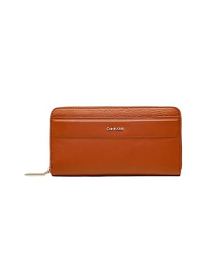 Portemonnaie Calvin Klein Daily Dressed Za für Frauen in Braun aus Synthetik. Authentisches Gepäck von der Marke Calvin Klein - Streetwear/Sportswear-Design von Calvin Klein - Calvin Klein für Damen, modisch und perfekt für den Alltag - Das braune Portemonnaie von Calvin Klein lässt sich ideal mit dem Rest Ihrer Garderobe kombinieren - Bequemes Synthetikmaterial - klassisch - Daily Dressed Za -