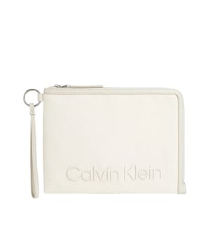 Portemonnaie Calvin Klein Logo Relief Damen Weiß Synthetik. Authentisches Taschenzubehör der Marke Calvin Klein - Streetwear/Sportswear Design von Calvin Klein - Calvin Klein für Damen, modisch und perfekt für den Alltag - Das weiße Portemonnaie von Calvin Klein passt perfekt zu Ihrer Garderobe - bequeme Synthetikmaterial - klassisch - Logo Relief -