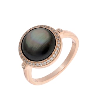 Dieser aufwendige Ring für Damen von Orphelia ist das perfekte Geschenk, um sich selbst oder einen geliebten Menschen zu verwöhnen. Der Ring ist aus 925 Sterlingsilber gefertigt, in der Farbe Rosé, hat die Größe 50, wiegt 5 Gramm und ist an der breitesten Stelle 1,5 cm breit. Der Orphelia-Ring für Damen aus 925 Sterlingsilber – Rosé zr-7367 wird in einer atemberaubenden Geschenkbox geliefert und hat eine zweijährige Garantie.