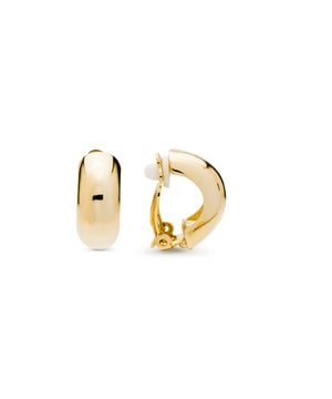 Pendientes Kevda acabado en oro amarillo de 18 Quilates. Essential encarna la sencillez refinada, piezas atemporales con líneas suaves y el brillo adicional de las circonitas. Joyas básicas sin pretensiones que son perfectas para el uso diario, pero también pueden funcionar en ocasiones especiales.