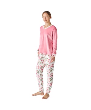 Pijama de mujer de manga larga con un diseño elegante y cómodo, ideal para descansar o relajarse en casa.

Confeccionado en suave terciopelo, este pijama es ideal para las noches frescas y ofrece una sensación de calidez y confort excepcionales. 

Su diseño moderno y sofisticado se adapta perfectamente a la figura femenina, realzando la silueta con un estilo chic y relajado.

El conjunto incluye una parte superior de manga larga de un solo color con un delicado cuello en pico, mientras que los pantalones a juego presentan un estampado atractivo. La cintura elástica regulable mediante cordones brinda libertad de movimiento.

Las costuras vistas a tono añaden un detalle sutil pero elegante.

Disfruta de la suavidad del terciopelo y de un diseño que combina moda y funcionalidad. Ideal para regalar o para consentirte a ti misma.
 Composición: Camiseta: 95% Poliéster, 5% Elastano; Pantalón: 95% Poliéster, 5% Elastano
 Cuidados:
-Lavar en un ciclo suave.
-Siempre usar agua fría o tibia. 
-No usar secadora. Es mejor secarlo al aire. 
-Si es necesario, planchar a temperaturas bajas.
-No usar blanqueadores.