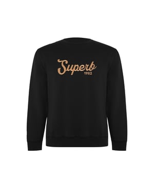 Sudadera Superb.
Color Negro
Cuello redondo, con acabado acanalado.
Bordado de la marca en el frontal.
Puños y cinturilla acanalados.
Costuras vistas a tono.

Composición:  60% Algodón Organico, 40% Poliester

- Lavar a máx. 40ºC.
- No usar lejía.
- Planchar a temperatura baja.
- No lavar en seco.
- No usar secadora.