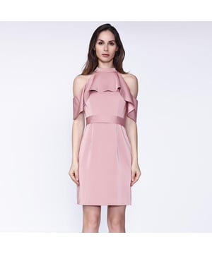 Perfekt geschnitten, um Ihrer Silhouette zu schmeicheln, mit einem zusätzlichen Gürtel, der Ihre Taille betont, spielt dieses Cocktailkleid zwischen Verführung und Einfallsreichtum. Es ist aus einem fließenden und bequemen matten Satin gefertigt und unterstreicht die Schultern mit Rüschen. Ein Blickfang für Ihre Ausgänge.
 
 Details zum Produkt :
 Angepasste Form
 Länge: 92 cm / Das Model misst 1m77 und trägt Größe 38
 Ärmellos / schulterfrei
 Hoher Kragen
 Unsichtbarer Reißverschluss und Knopf in der hinteren Mitte