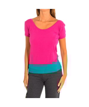 Camiseta con Mangas Zumba. 
Color Violeta
Clásica y versátil con un calce fácil. 
Escote pronunciado. 
Gráfico en la espalda con motivos de la marca.
El tejido suave y elástico proporciona un ajuste cómodo y favorecedor.
Costuras vistas a tono.

Composición:  62% Poliéster, 33% Algodón, 5% Elastano.

-Utilizar lavadora a temperatura máxima 30º .
-Utilizar secadora.
-No utiliza Lejía.
-Planchar a temperatura máxima 110º.