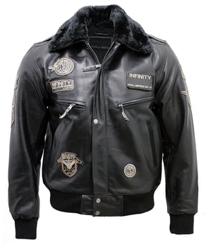 Dit pilotenjack, prachtig gemaakt van zacht, soepel rundleer, is zeker een klassieke toevoeging aan je garderobe. De externe badges op de voorkant van de jas belichamen het militair geïnspireerde ontwerp. Dit kledingstuk heeft een afgedekte YKK-ritssluiting die doorloopt tot aan de kraag en een gulp aan de voorkant die bovendien is vastgemaakt met verborgen drukknopen. De halsband kan worden verwijderd om aan de verschillende klimaten te voldoen.