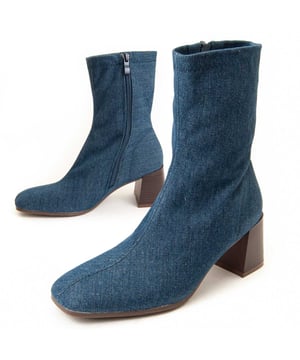 Hakken enkellaarzen voor dames. Comfortabele pasvorm. Gemaakt van veganistische materialen. Gemaakt door andere merken voor ons merk. Geschatte afmetingen: 6 cm hak, 18 cm schacht hoogte en 10 cm schacht breedte.