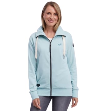 Wir präsentieren Ihnen die 'SHOCKY' Sweatjacke für Damen von ragwear, eine Kombination aus Komfort und Stil. Diese Jacke bietet mit ihrem Stehkragen und dem Tunnelzug eine optimale Passform und ein schickes Erscheinungsbild. Ausgestattet mit einem Reißverschluss, Rippstrickbündchen und praktischen Seitentaschen, ist sie ein vielseitiges Kleidungsstück. Die unifarbene Optik und die markentypischen Label-Patches vervollständigen das elegante Design und stehen für die Markenqualität von ragwear.