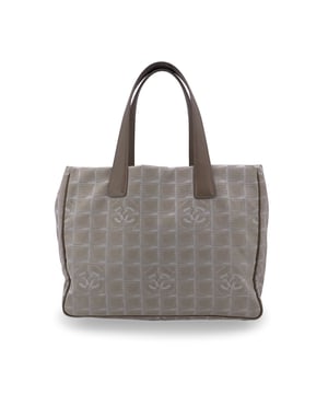 VINTAGE, RRP AS NEW
Chanel beige jacquard nylon tote bag from the 'Travel line' collection. Period/Era: 2003/2004. Beige leather top handles. Nylon lining with 2 side zip pockets inside. 'Chanel - Made in Italy' tag , ity hologram tag inside the bag Condition Rating: B - VERY GOOD CONDITIONCondition Details: Some war of use on bottom corners. Some darkness on leather handles. Some brown stains on the internal lining. Please, look carefully at the photos and ask if you have any doubts.Measurements (cm):Depth: 15.2Height: 25.4Length: 35.6Other Details: Dustbag? NoKeys? NoBox? NoMeasurments:  width: 152 mm length: 356 mm height: 254 mm