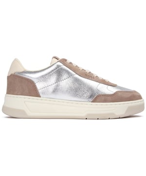 Da un paso hacia el glamour con las zapatillas Boss Baltimore Court. Confeccionadas a partir de cuero premium brillante y gamuza natural, y con suelas de goma duraderas, estos zapatos están diseñados para brindar comodidad durante todo el día con un toque deportivo. La combinación de colores metálicos plateados y el diseño minimalista permiten combinarlas sin esfuerzo con cualquier atuendo casual. Ponte estas versátiles zapatillas para un look refinado pero relajado y enfrenta tu día con un estilo sin esfuerzo.
