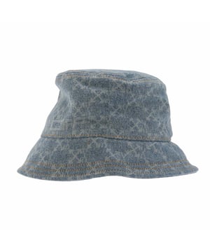 Dames Off White Monogram Denim Bucket Hat in lichtblauw.- Klassieke bucket hat styling.- Allover vervaagde Arrow monogram logo-opdruk.- Contrasterende stiksels op kroon en rand- One size.- 100% Katoen.  Niet wassen.- Ref: OWLB0210014040
