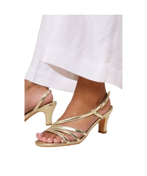 Obermaterial: Kunstleder. Marke: Where's That From. Schnalle. Laufsohle: Synthetischer Stoff. Mehrfachriemen, Slingback. Absatz: Low Block Heel. 5,08 cm. Design: Metallic. Zehenstil: offen.