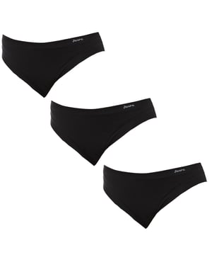 Pack-3 de braguitas Janira 
Talle medio.
Cinturilla elástica.
Detalle de la marca estampado en el lateral superior.
Intimo Janira garantiza la máxima comodidad y calidad de sus prendas escogiendo los mejores tejidos y ofreciendo los diseños que mejor se adaptan al estilo de cada mujer y a las necesidades de cada momento.
Forro interior.
Costuras vistas a tono.
 Composición: 93% Algodón, 7% Elastano
 Cuidados:
Lavar a temperatura máx.30º.
- No usar lejía.
- No usar secadora.
- No planchar.
- No lavar en seco.