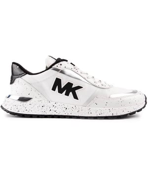 Esta zapatilla Michael Kors Bolt es lo último en comodidad y estilo. Con una parte superior mixta blanca con detalles de charol y marca y un diseño llamativo. Estos zapatos de diseñador tienen hermosos detalles de la marca en negro y plateado y el logotipo MK característico en el costado para lograr un estilo elegante e informal que destaca.