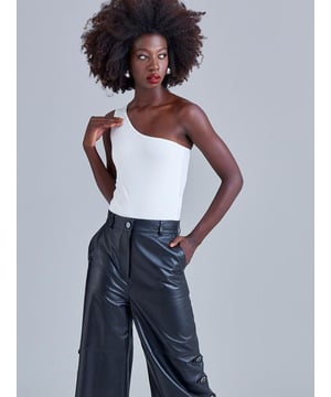 - Sternenlos, doppellagig.- Ein-Schulter, Druckknopfverschluss im unteren Bereich.- Zeitloses, passendes Lounge-Stück.- 95% Polyester, 5% Lycra.