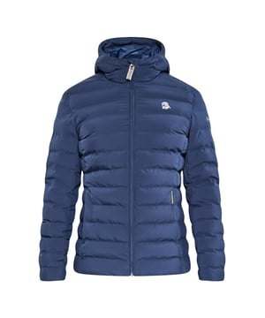 Die Temperaturen sinken, dann ist es Zeit für die wattierte und warme Winterjacke von Schmuddelwedda. Überzeugend in Design und Funktion bietet sie durch die Beschichtung eine wind- und wasserdichte Oberfläche, die zusammen mit den nahtlosen, wattierten Kammern für Wohlbefinden sorgt. Die große Kapuze, die seitlichen Reißverschlusstaschen sowie ein elastisches Saumband sorgen für optimalen Schutz. Für den coolen Schmuddelwedda-Look sorgen diverse Logo-Details.  Übergangsjacke / Winterjacke