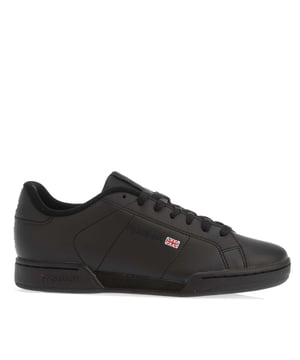 Heren Reebok NPC II Syn Trainers in zwart.- Synthetisch bovenwerk.- Vetersluiting aan de voorkant.- Gewatteerde enkelkraag en tong.- Logo op hiel en zijkant.- Logo tab op tong.- Rubberen dubbele cupsole met logo.- Voorgevormde inlegzool.- Ref.: 100037855