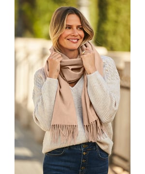 The luxe way to layer
Super-soft wool and cashmere blend
It's seriously cosy
Classic tassel trim
It'll go with all your coats