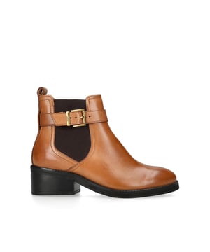 This pair of Kurt Geiger Highgate Chelsea Boot features a smooth tan leather upper. The ankle has an antiqued brass buckle fastening with branding. The ankle is elasticated for comfort.