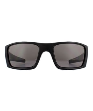 Las gafas de sol Oakley Fuel Cell OO9096-K2 en negro pulido con Prizm Grey son otro clásico robusto similar a las Gascan, pero con brazos más esbeltos y un diseño envolvente que es imprescindible de Oakley.