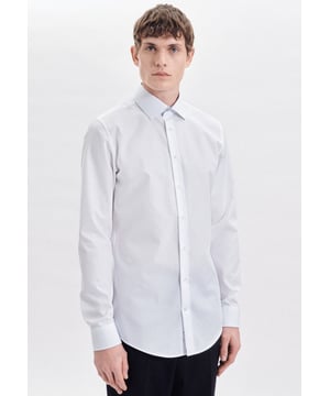 Komplettiert Ihr Outfit und darf in keiner Garderobe fehlen: Dieses Business Hemd aus der "SMART ESSENTIALS" Kollektion von Seidensticker überzeugt durch maskuline Ästhetik. Es ist ein perfekter Begleiter, der sich ideal für Freizeit, Homeoffice, Veranstaltungen oder Büro eignet und zu vielen unterschiedlichen Looks passt. Die Webart Popeline aus 100% Baumwolle ist mit hoher Dichte gewebt und daher extra widerstandsfähig, was sie optimal für pflegeleichte Business-Outfits macht. Als Slim fit ist das Business Hemd eher schmal und figurbetont. Das Uni-Muster mit Patch in Kragen und Manschetten und Knopfleiste ist eine stilvolle Ergänzung. Balanceakt zwischen klassischem Look und modernen Aspekten: das elegante Seidensticker Hemd. Sowohl bei warmen als auch bei kühleren Temperaturen ist dieses Business Hemd mit extra langem Arm eine gute Wahl. Weitenverstellbare Manschetten runden das Bild ab. Ein Kentkragen unterstreicht den universellen Business-Charakter. Wir stehen zu unserer sozialen Verantwortung - dieses Business Hemd entspricht unseren hohen Ansprüchen an nachhaltigen Rohstoff-Anbau sowie verantwortungsvolle Herstellung und wird ohne Plastik verpackt.