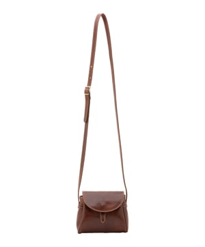 Bolso bandolera para mujer. El cierre es con imán. Los bolsillos internos están ausentes. Los bolsillos externos están ausentes. La bandolera es ajustable en piel. Falta el mango. Hay un compartimento interno. El material exterior es auténtica piel de vacuno. Internamente está forrado en algodón. Medidas: 14x18x7 cm. Hecho en Italia