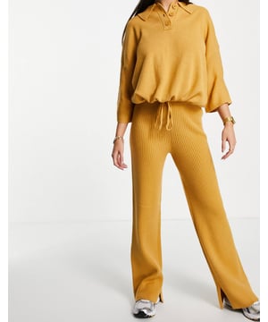 Product Details:
    High rise
    Elasticated drawstring waist
    Split cuffs
    Ribbed design
    Relaxed fit
    Soft knit
    Ribbed texture

Materials:
    82% Acrylic, 18% Nylon